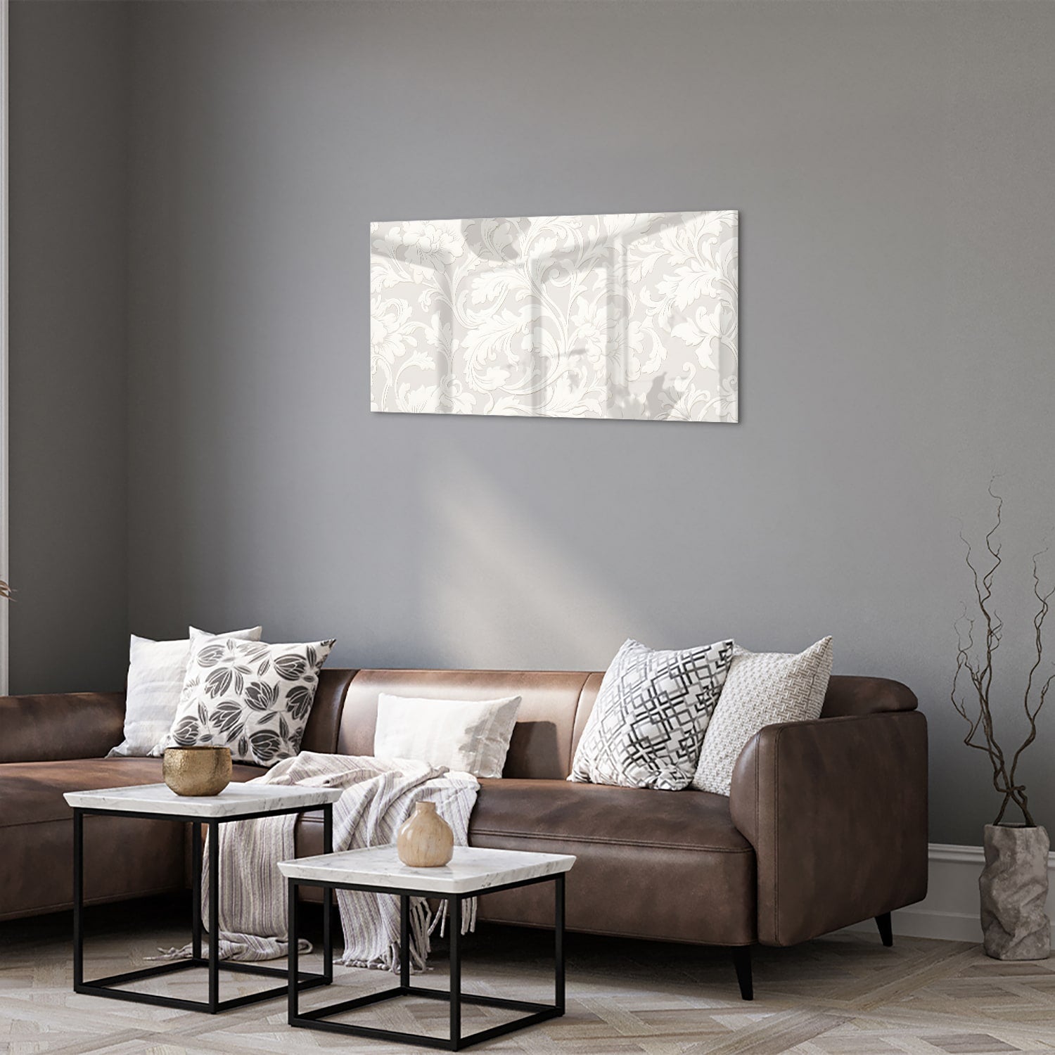 Glazen schilderij met subtiel bloemmotief aan de muur in een lichte woonkamer