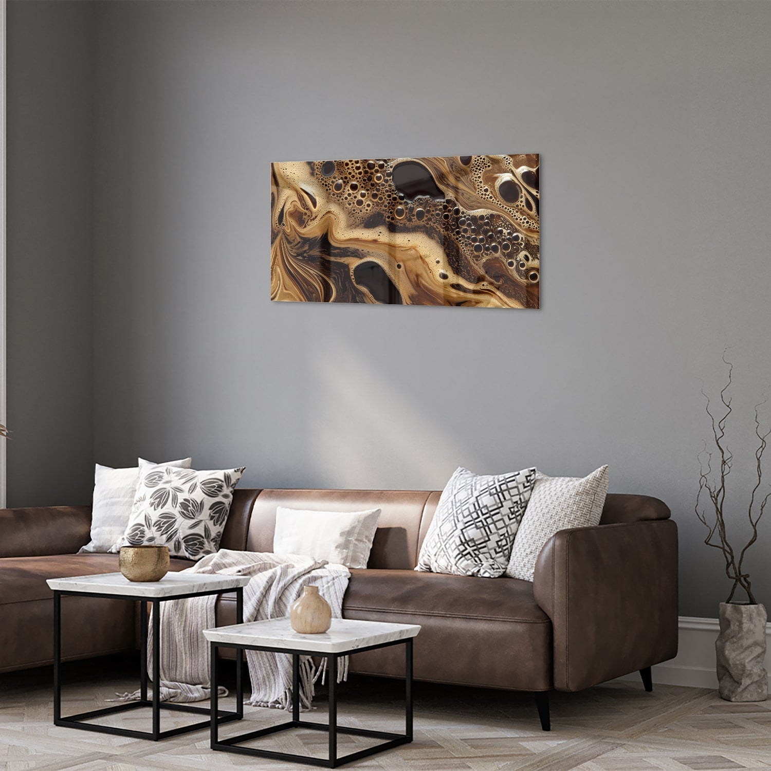 Abstract glazen schilderij met aardse kleuren en organische vormen, geschikt voor moderne interieurs.