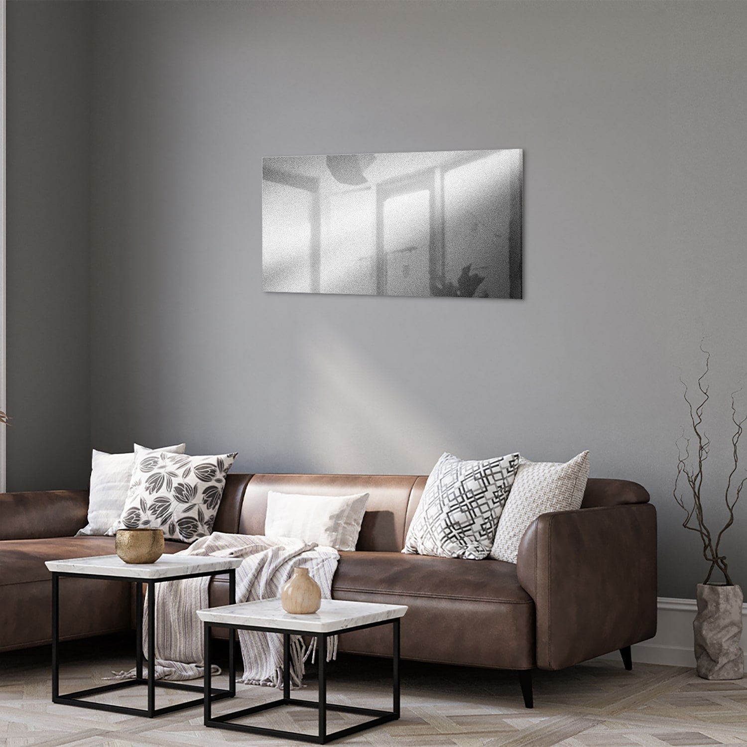 Minimalistisch glazen schilderij met reflecties in een sfeervolle kamer