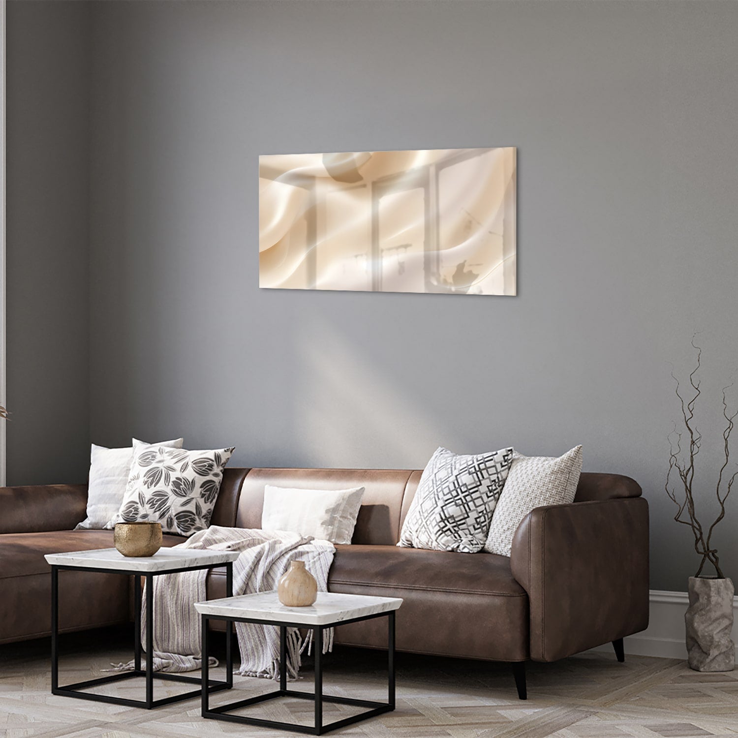 Minimalistisch glazen schilderij met warme tinten in een moderne woonkamer.