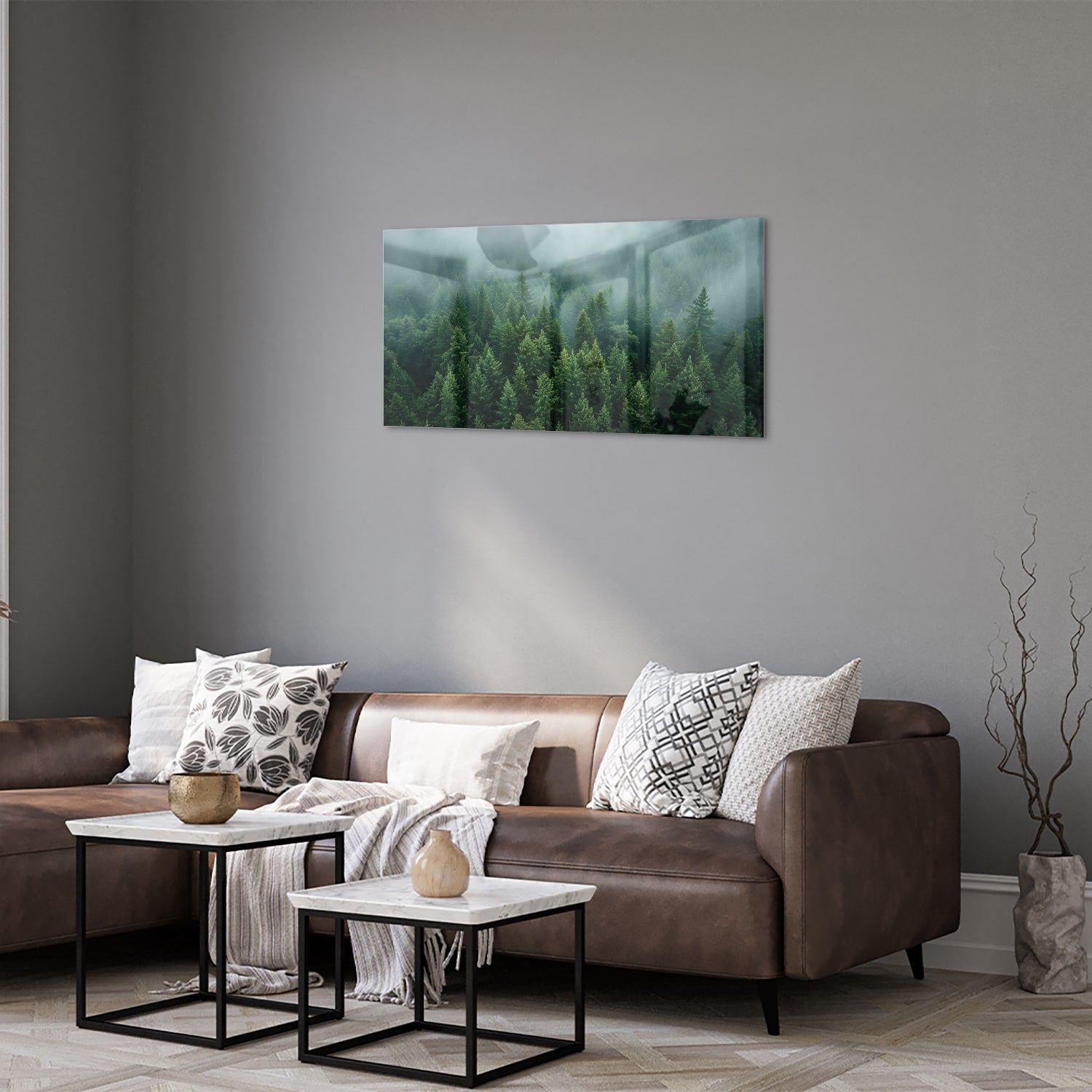 Glazen schilderij van dennenbossen in mist aan de muur