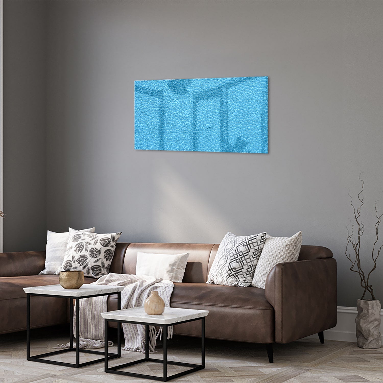 Blauw glazen schilderij met unieke textuur aan de muur in een moderne woonkamer