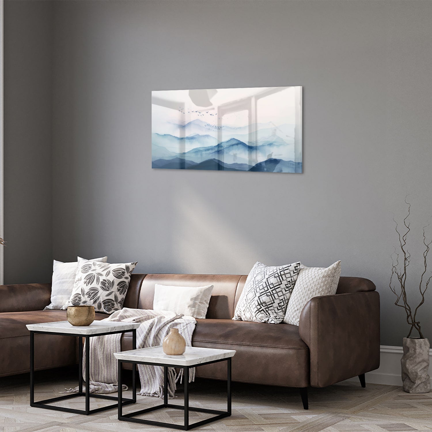 Glazen schilderij met blauwe bergen en pastelhemel, ideaal voor wanddecoratie.