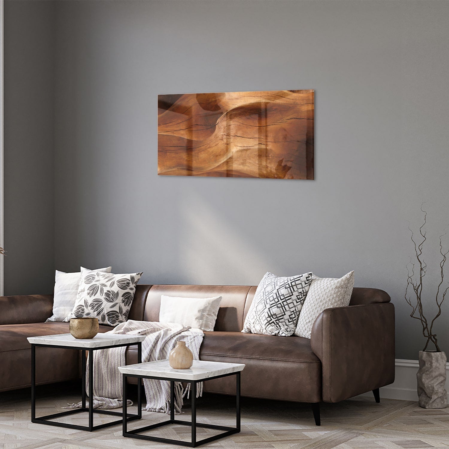 Abstract glazen schilderij met warme houttinten boven een moderne kast in een lichte woonkamer.