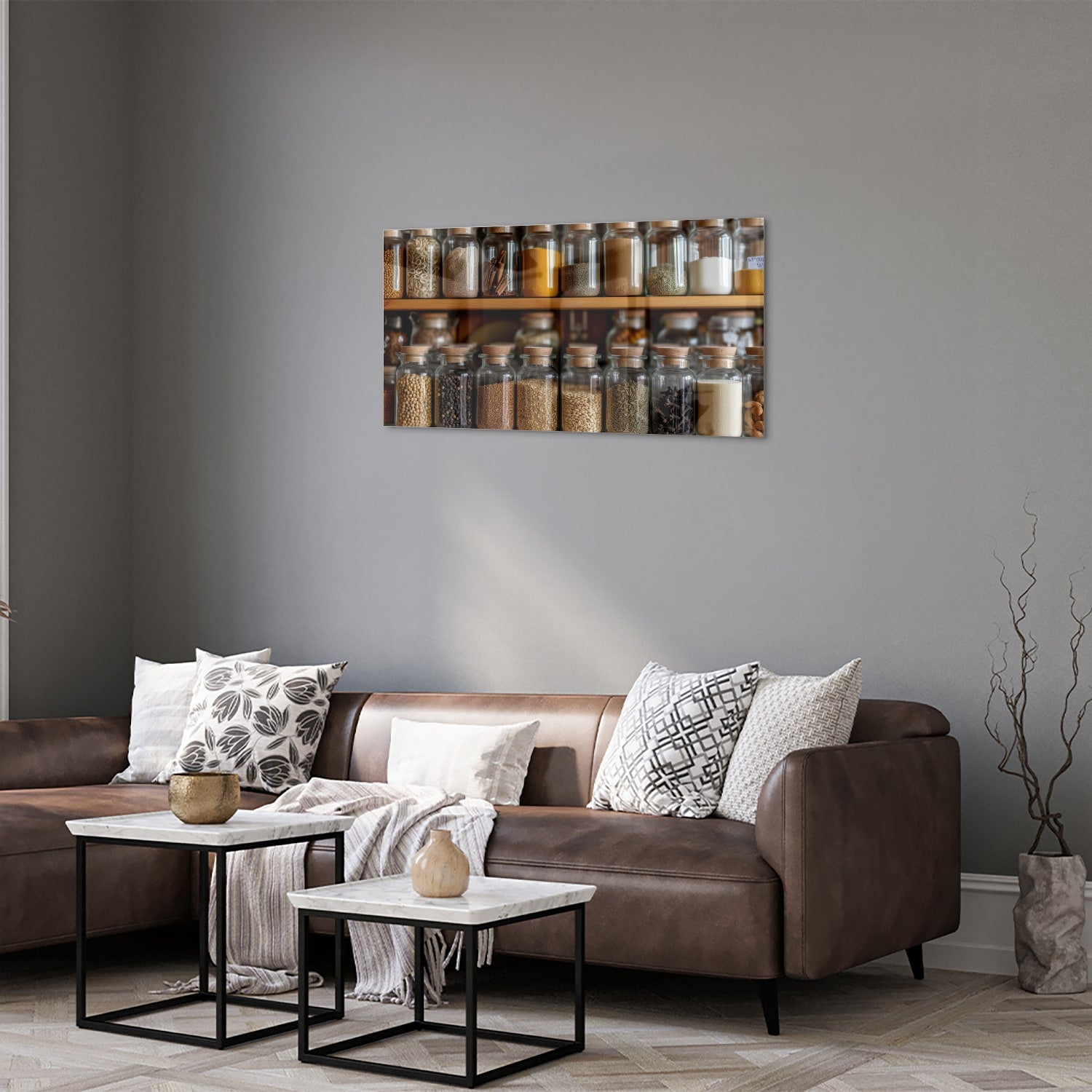 Glazen schilderij met een houten plank vol Mason jars gevuld met specerijen.