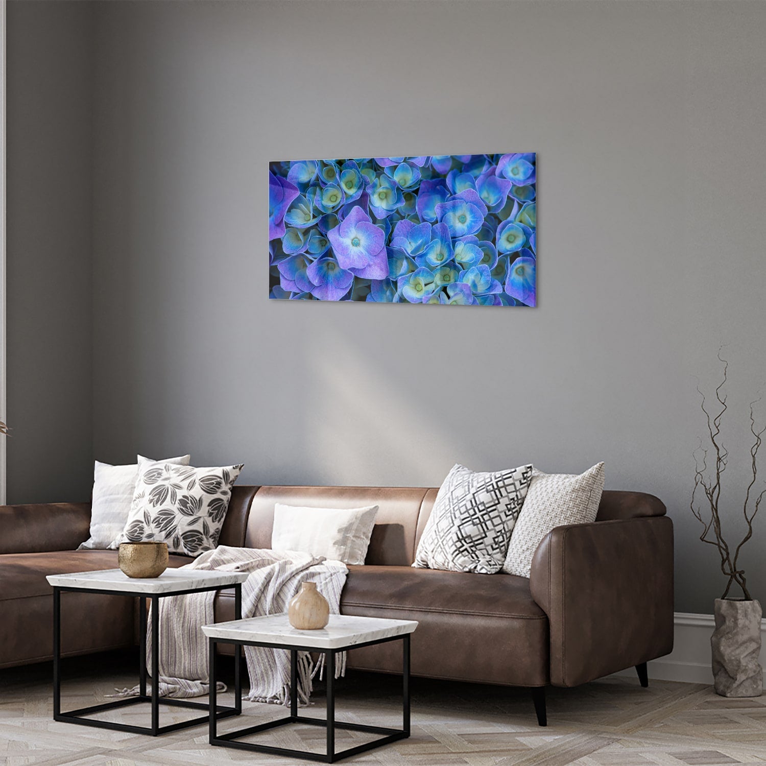 Glas schilderij met mooie blauwe bloemen aan de muur