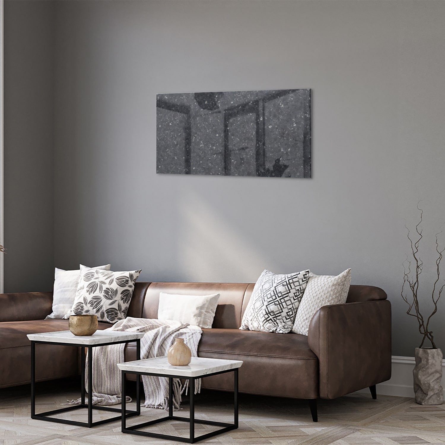 Elegant zwart glazen schilderij dat een moderne sfeer toevoegt aan een interieur.