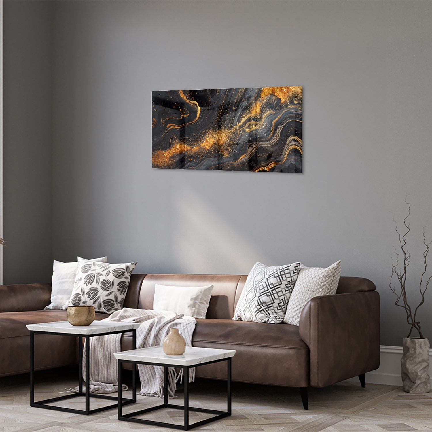 Glas schilderij met een zwart en gouden marmerdesign aan de muur in een moderne woonkamer