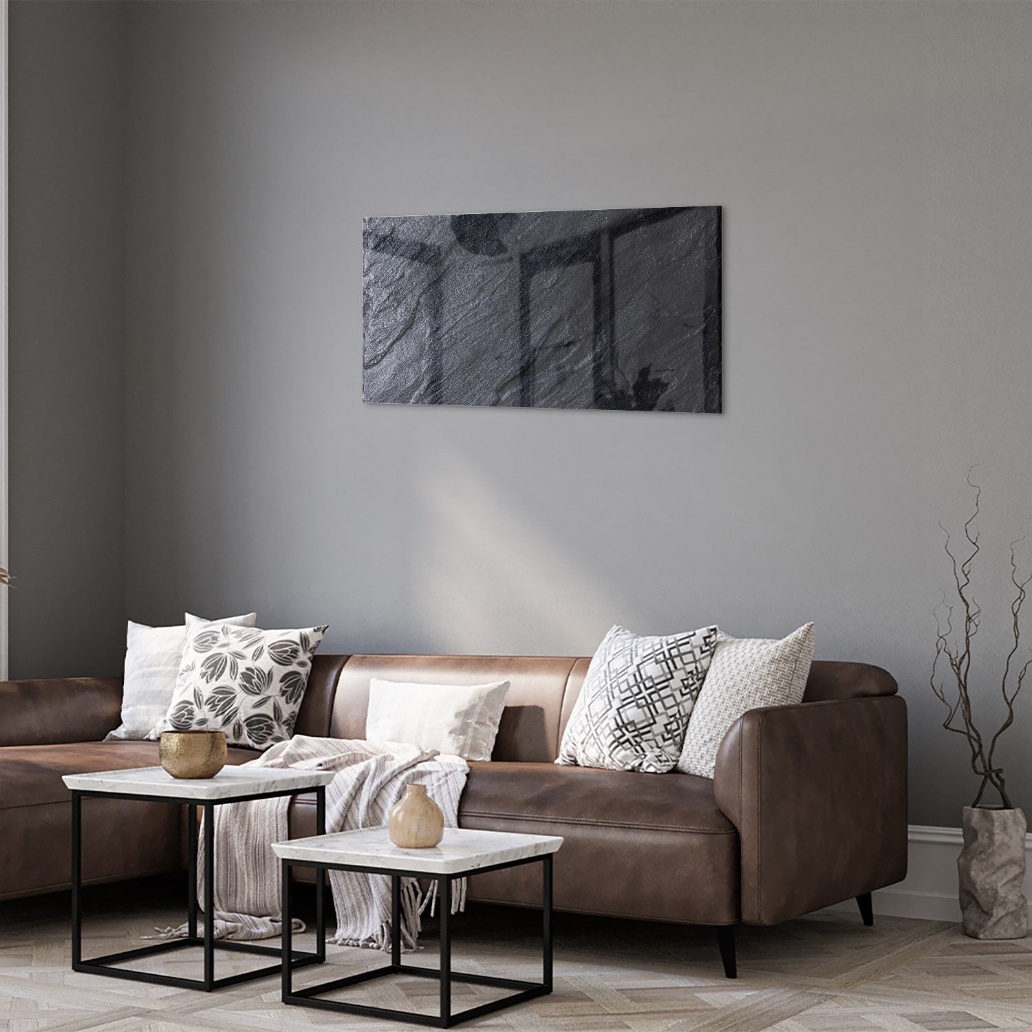Modern glazen schilderij met abstracte zwart-witte textuur aan de muur.
