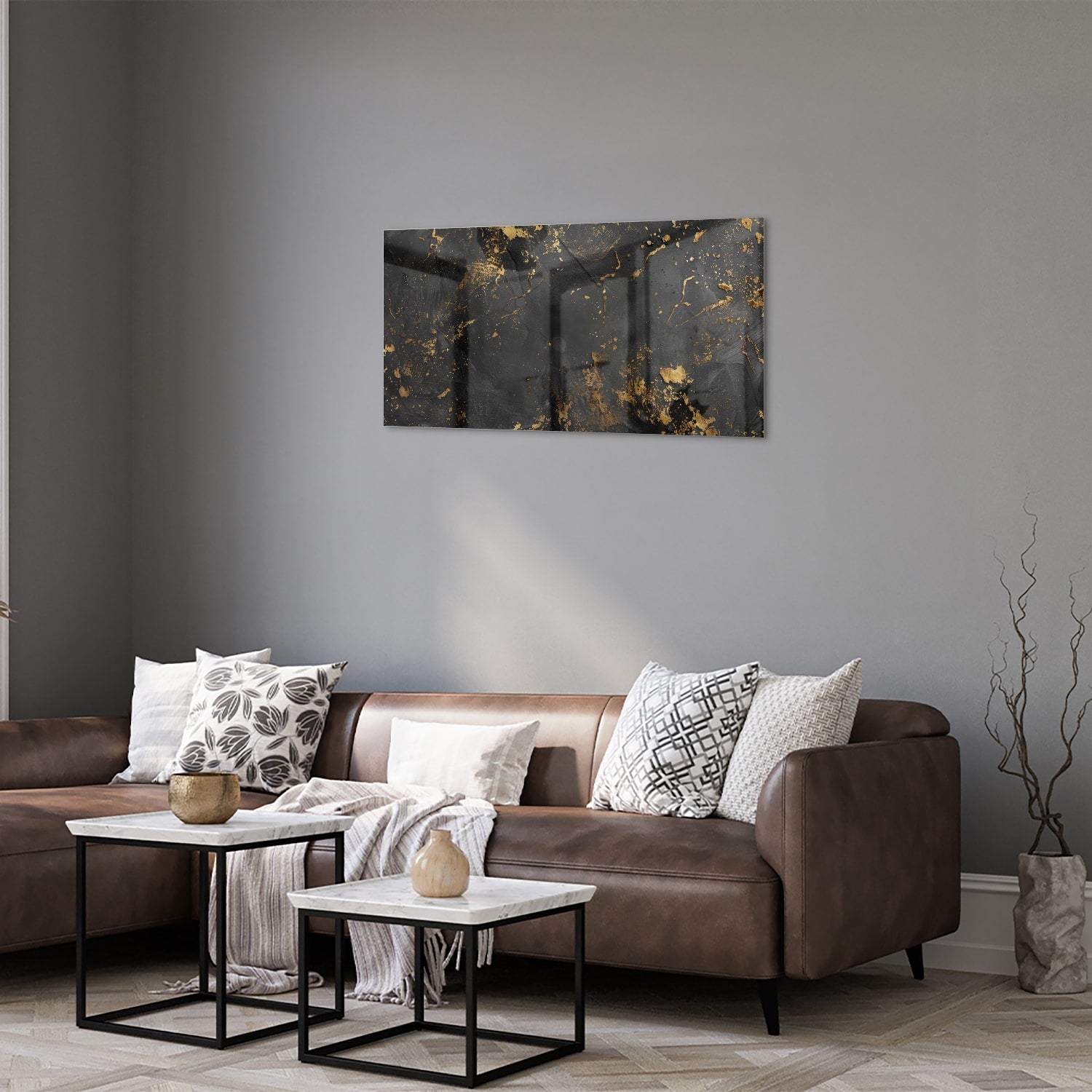 Modern glazen schilderij met abstracte gouden spatten op een zwarte achtergrond.