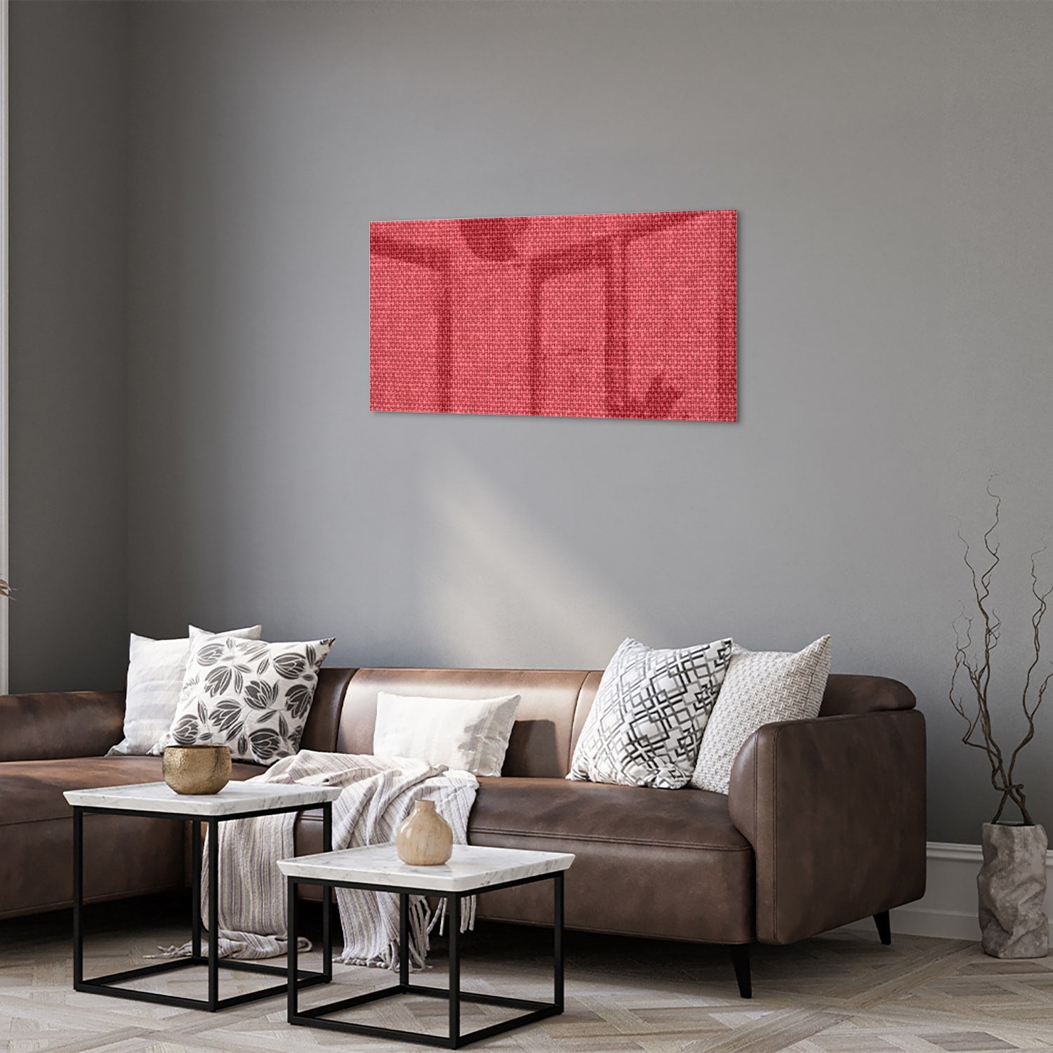 Modern glazen schilderij in helder rood aan de muur boven een licht houten kast.