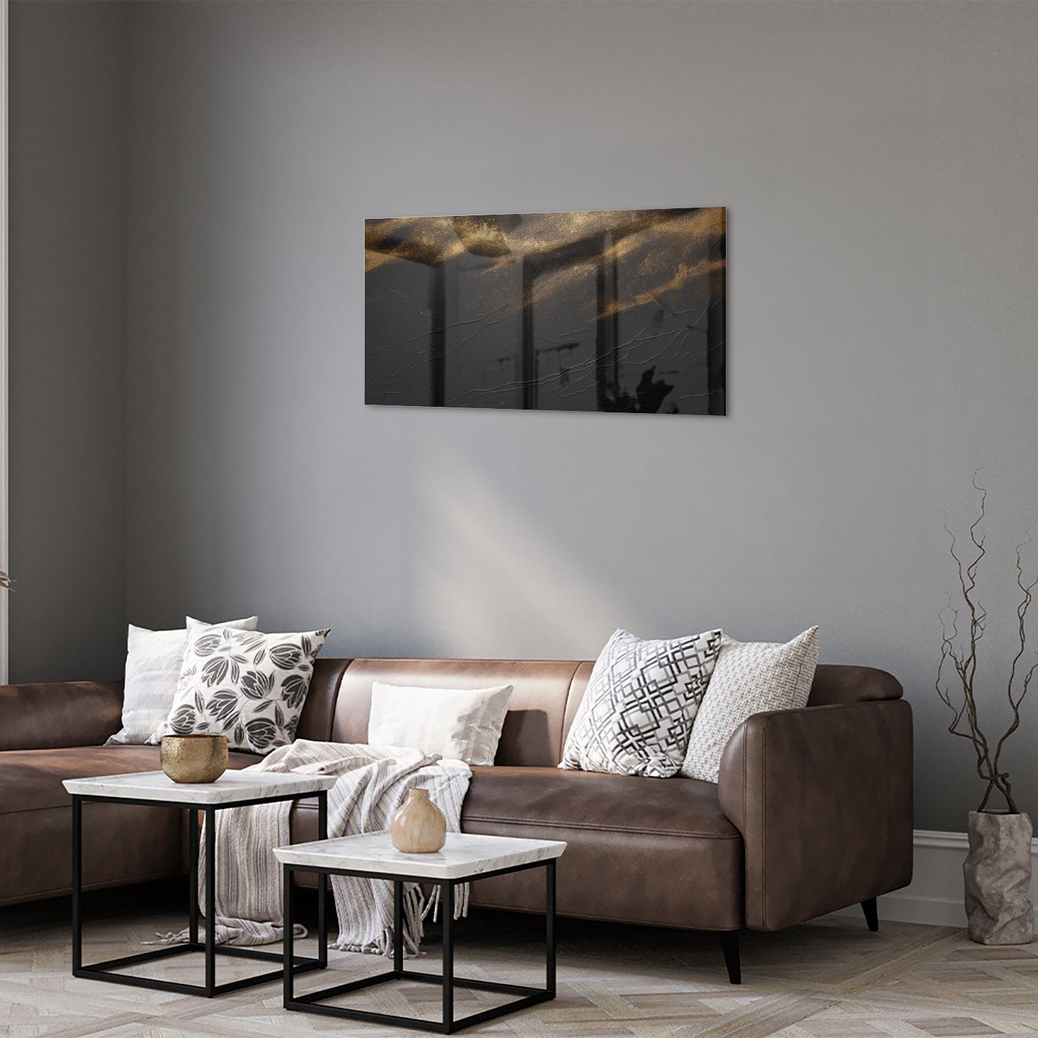 Elegant zwart glazen schilderij met gouden accenten aan de muur.