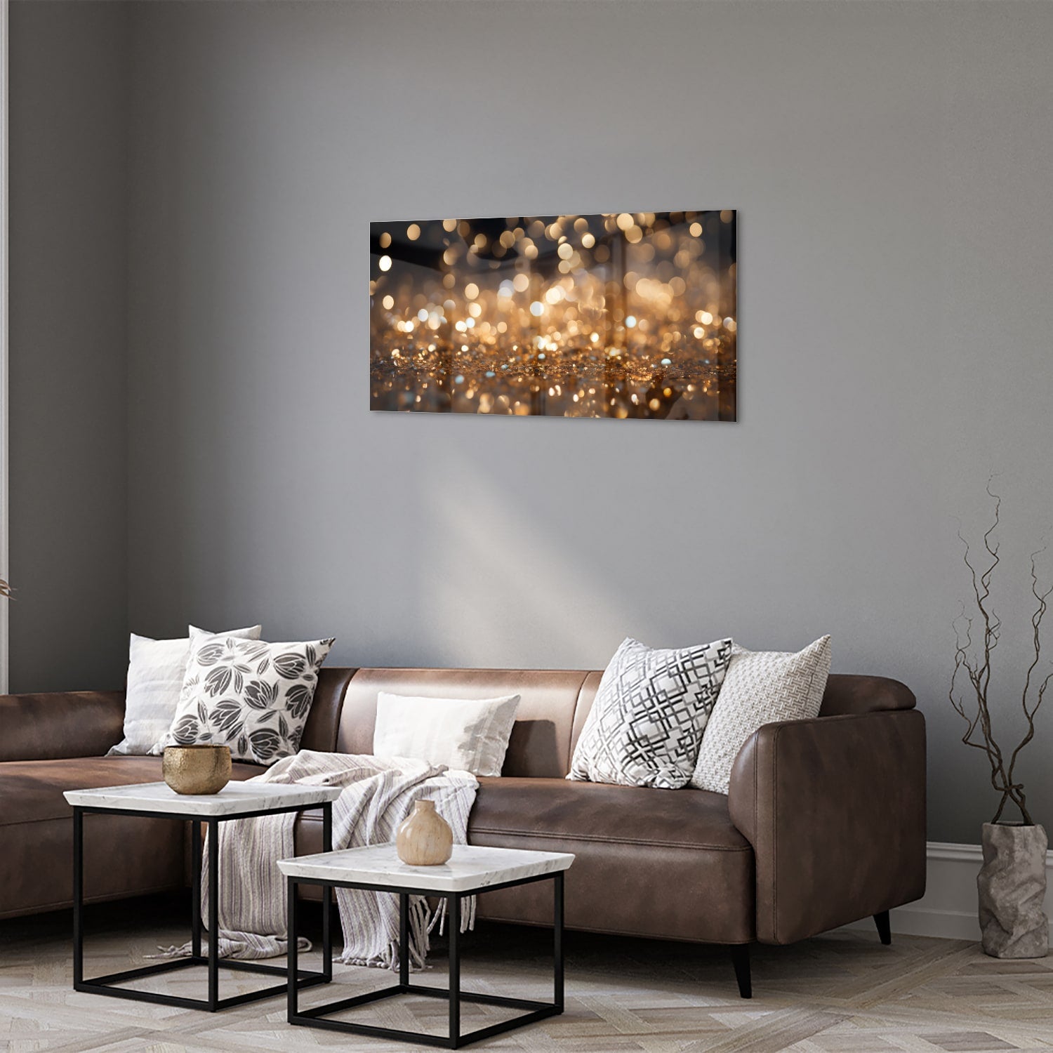 Glazen schilderij met gouden bokeh-effect aan de muur in een moderne woonkamer.