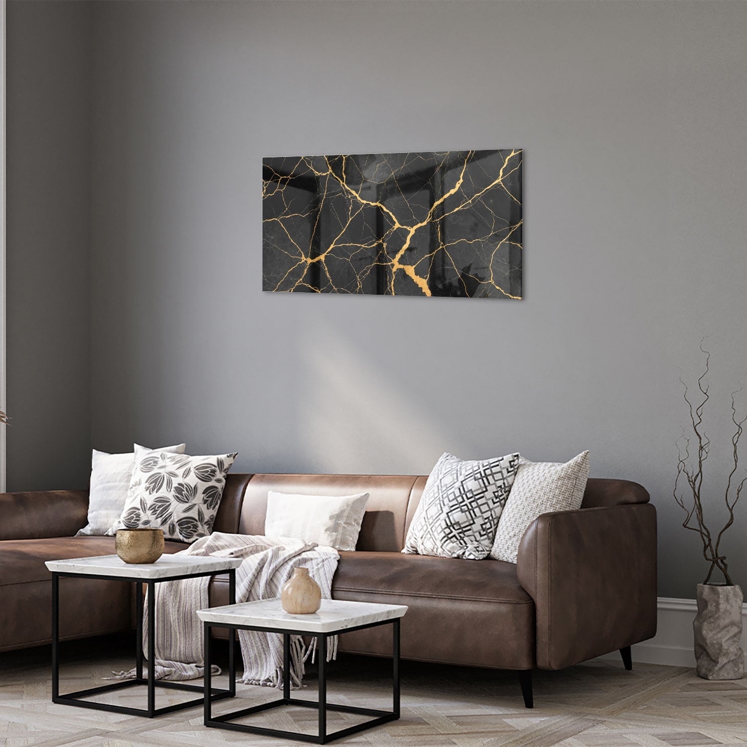 Glazen schilderij in zwart met gouden aderen, hangt aan een muur.