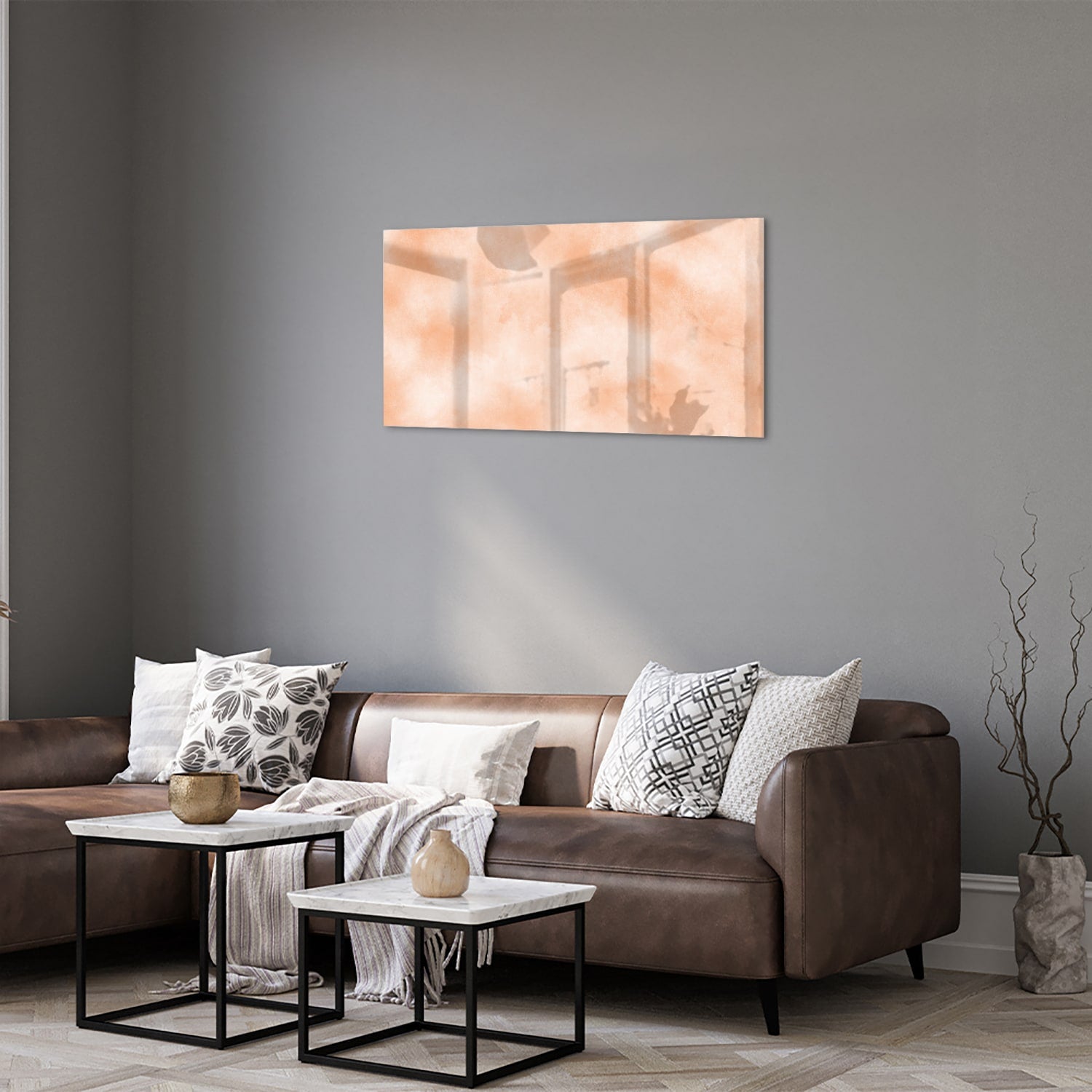 Glas schilderij in warme aardetinten hangt boven een houten kast in een moderne woonkamer.