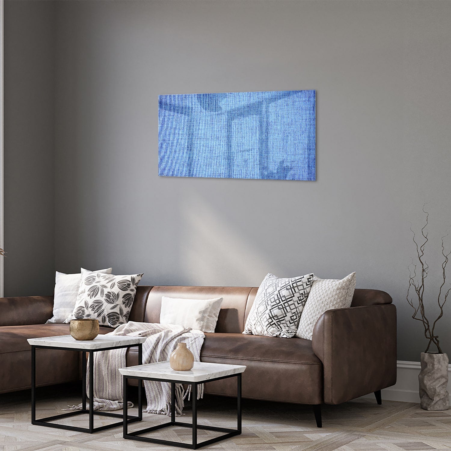 Blauw glazen schilderij aan de muur in een moderne woonkamer