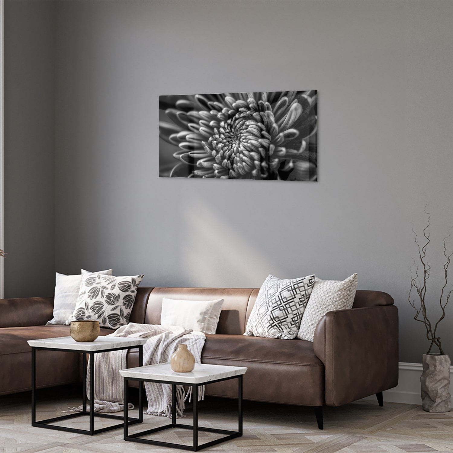 Zwart-wit glas schilderij van een kronkelige bloem aan de muur.