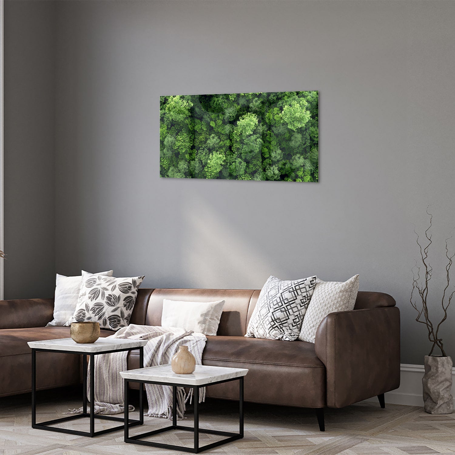 Luchtfoto van een weelderig groen bos op een muur in een moderne kamer.