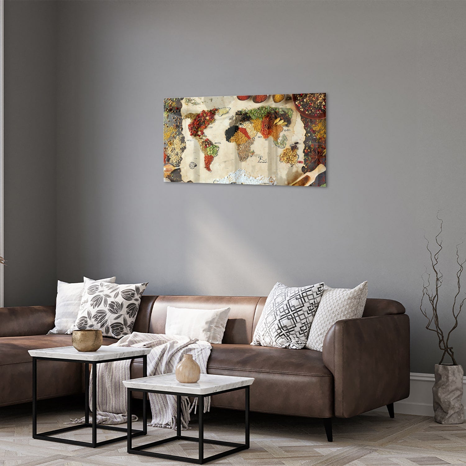 Kleurrijk glazen schilderij met een artistieke weergave van fruit en specerijen aan de muur.
