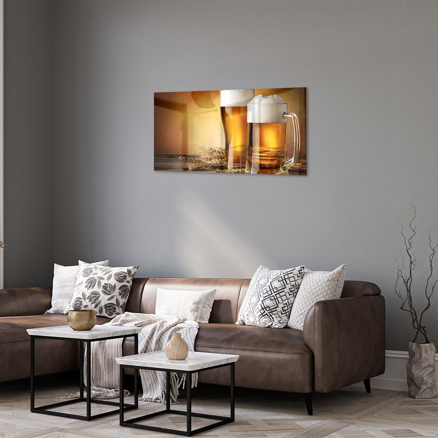 Glazen schilderij met twee volle bierglazen op een houten tafel