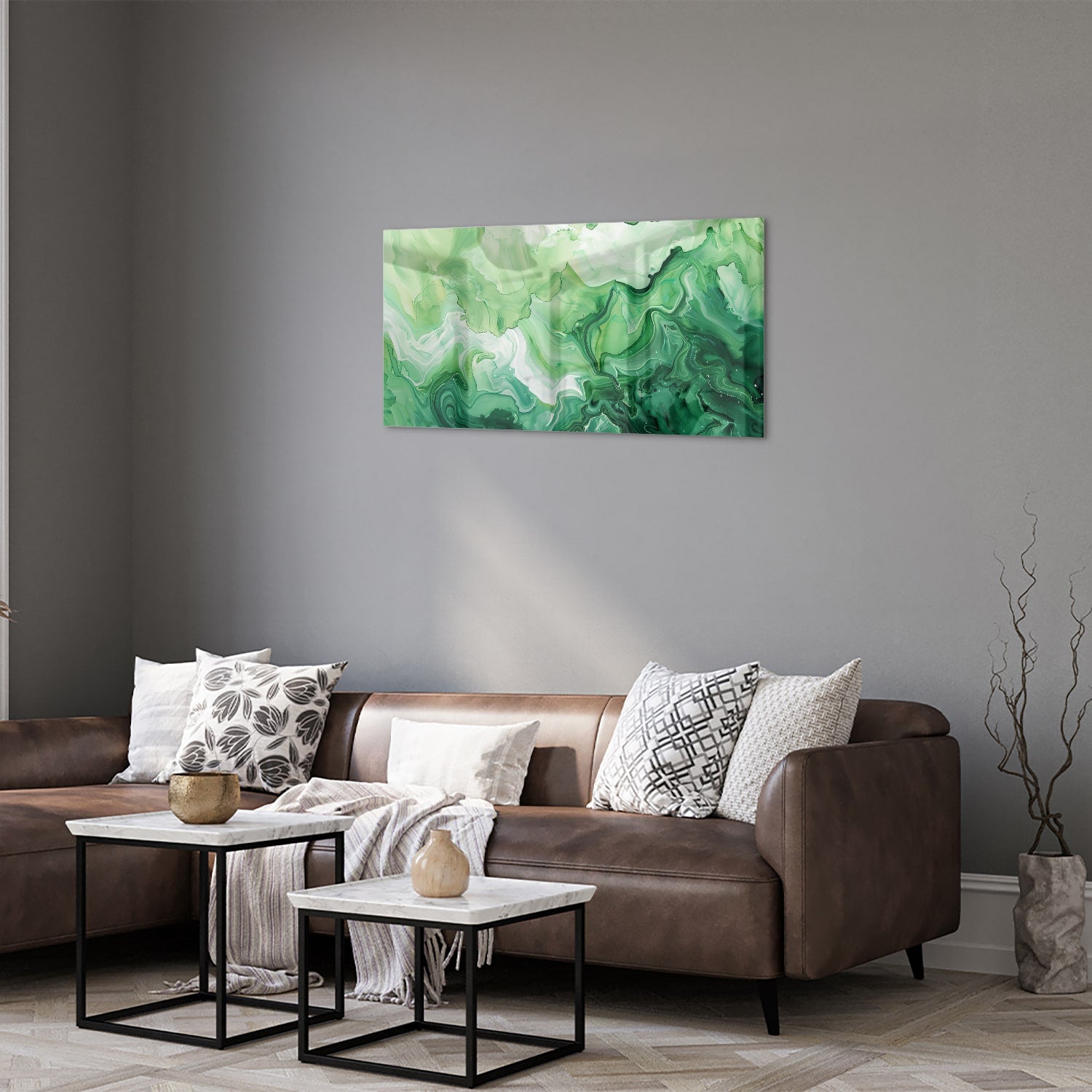 Een groen marmeren glazen schilderij dat hangt boven een kast in een moderne woonkamer.