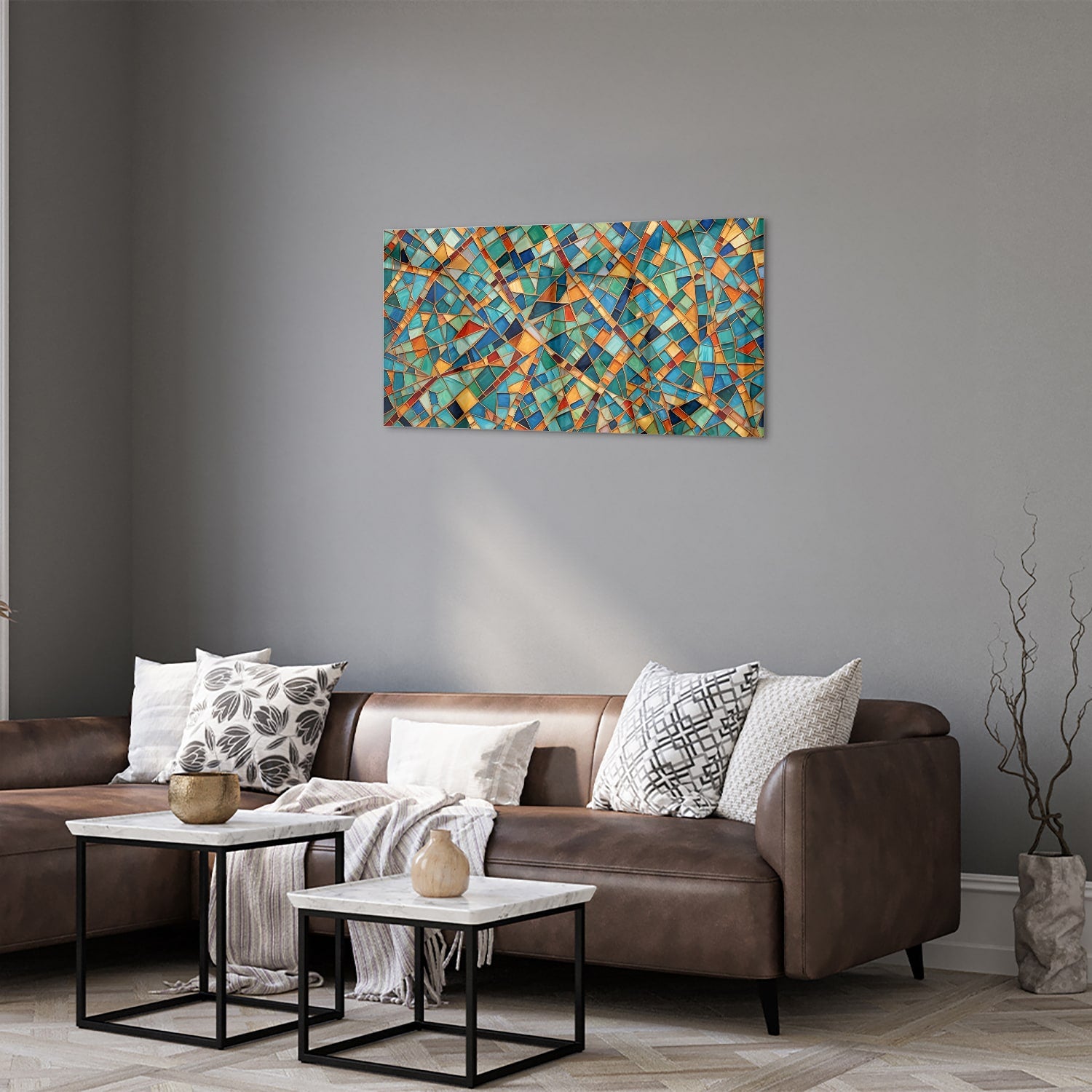 Kleurrijk abstract glazen schilderij aan de muur boven een houten meubel.