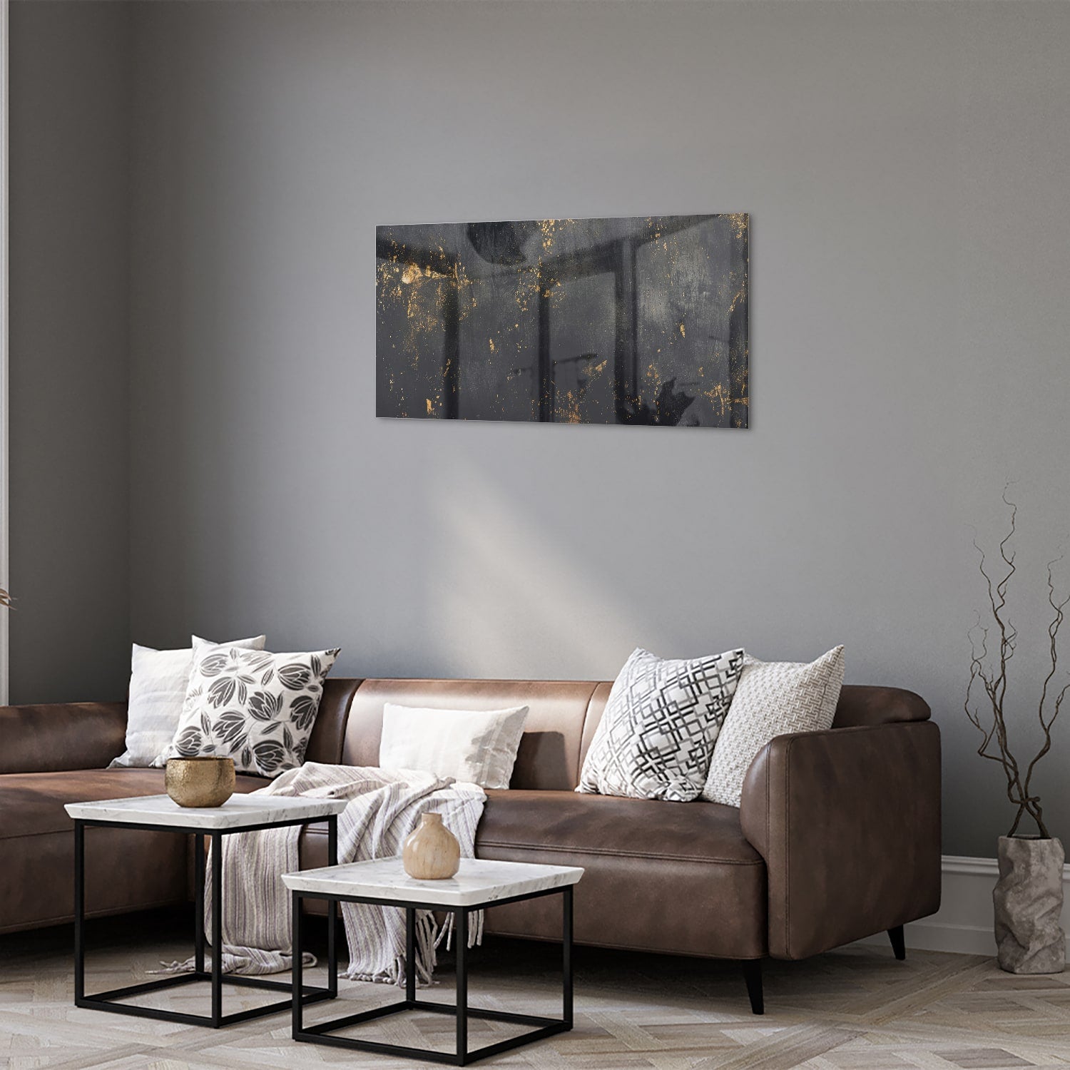 Glazen schilderij met een zwart oppervlak en gouden accenten hangt aan de muur in een moderne woonkamer.