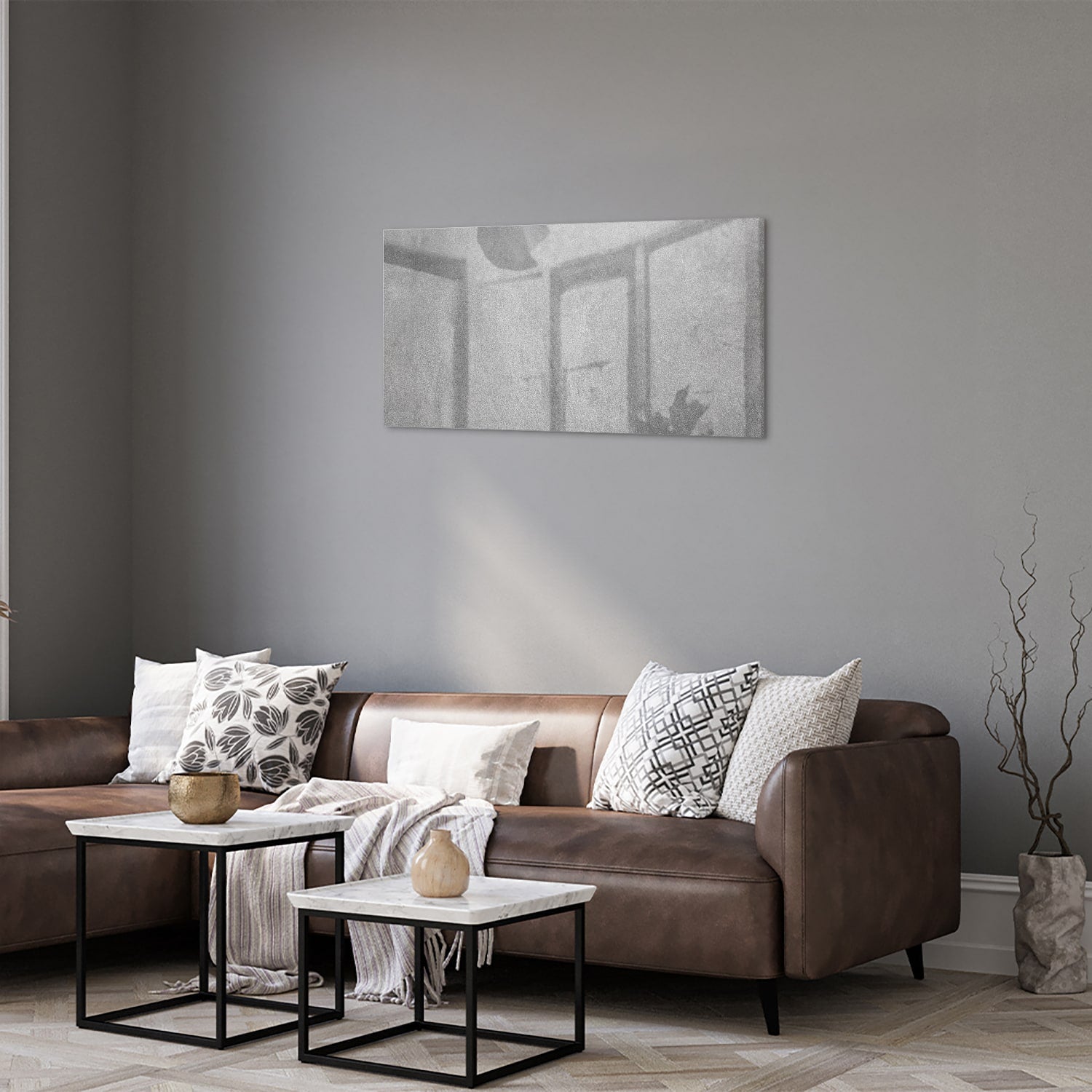 Minimalistisch glazen schilderij met handafdrukken aan de muur.