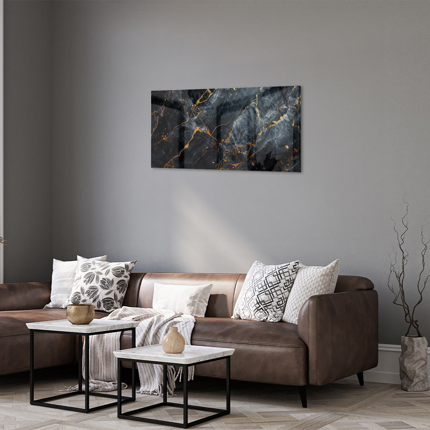 Glazen schilderij met marmerlook in zwart met gouden details aan de muur.