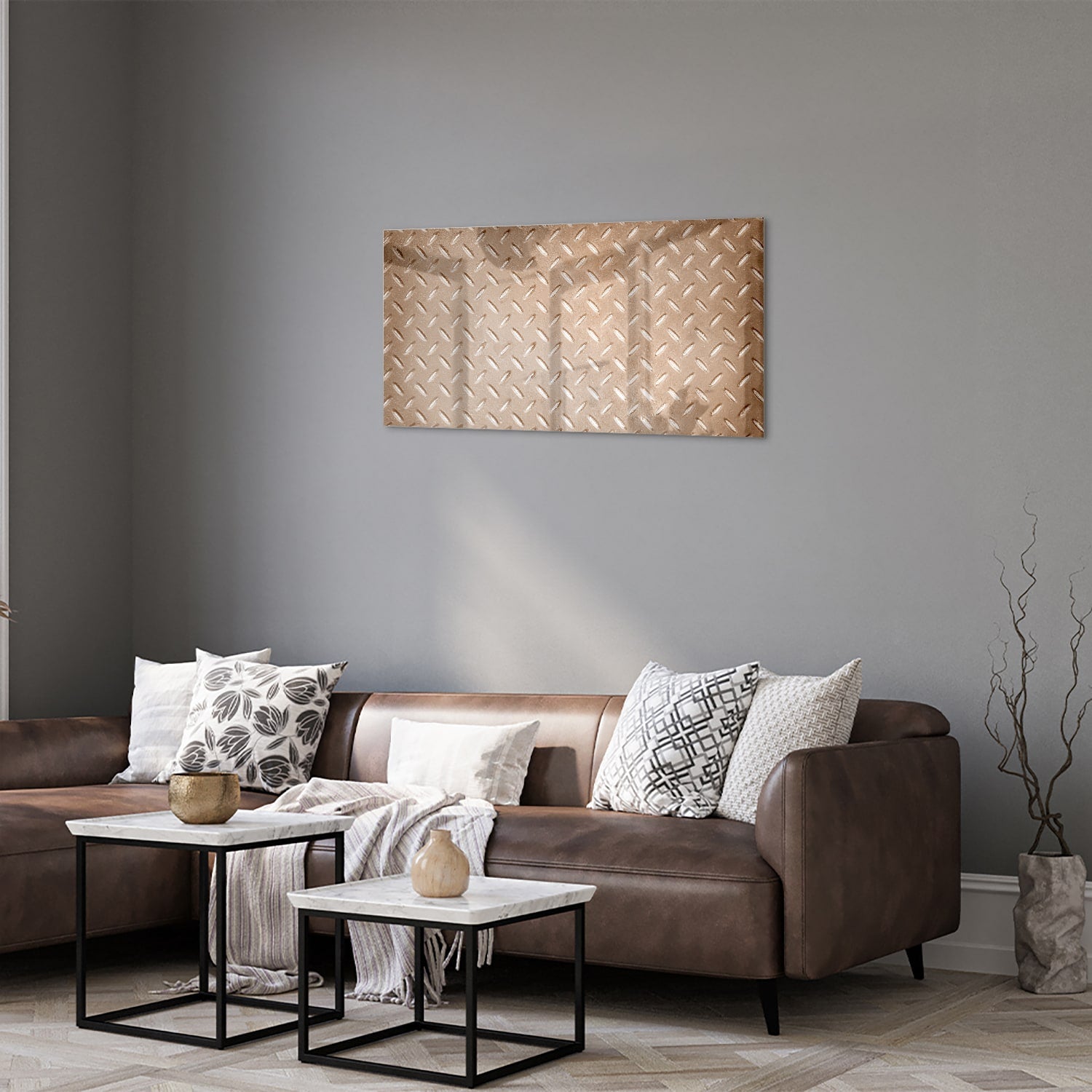 Glazen schilderij met een geometrisch patroon aan de muur in een stijlvolle kamer.