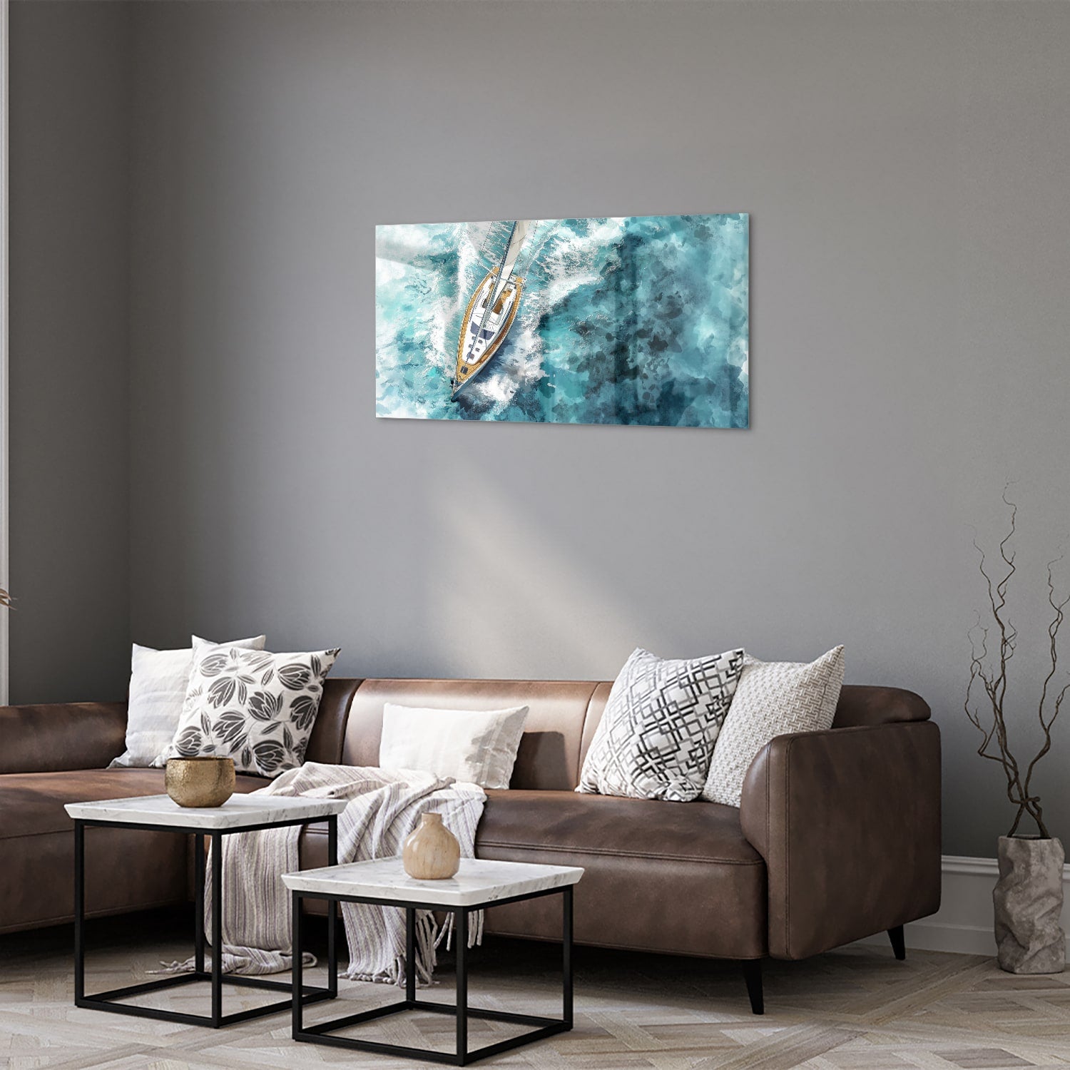 Glazen schilderij van een jacht die over een turquoise zee vaart.