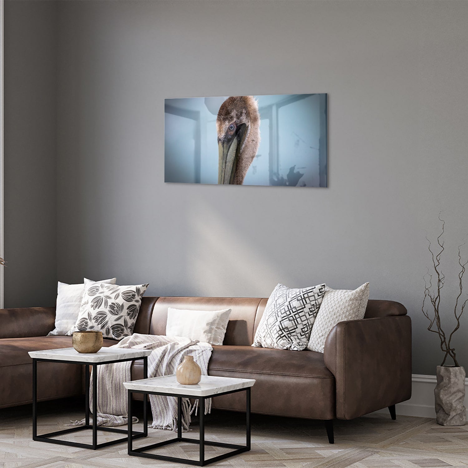 Glazen schilderij van een pelikan met een elegant design in een moderne woonkamer.