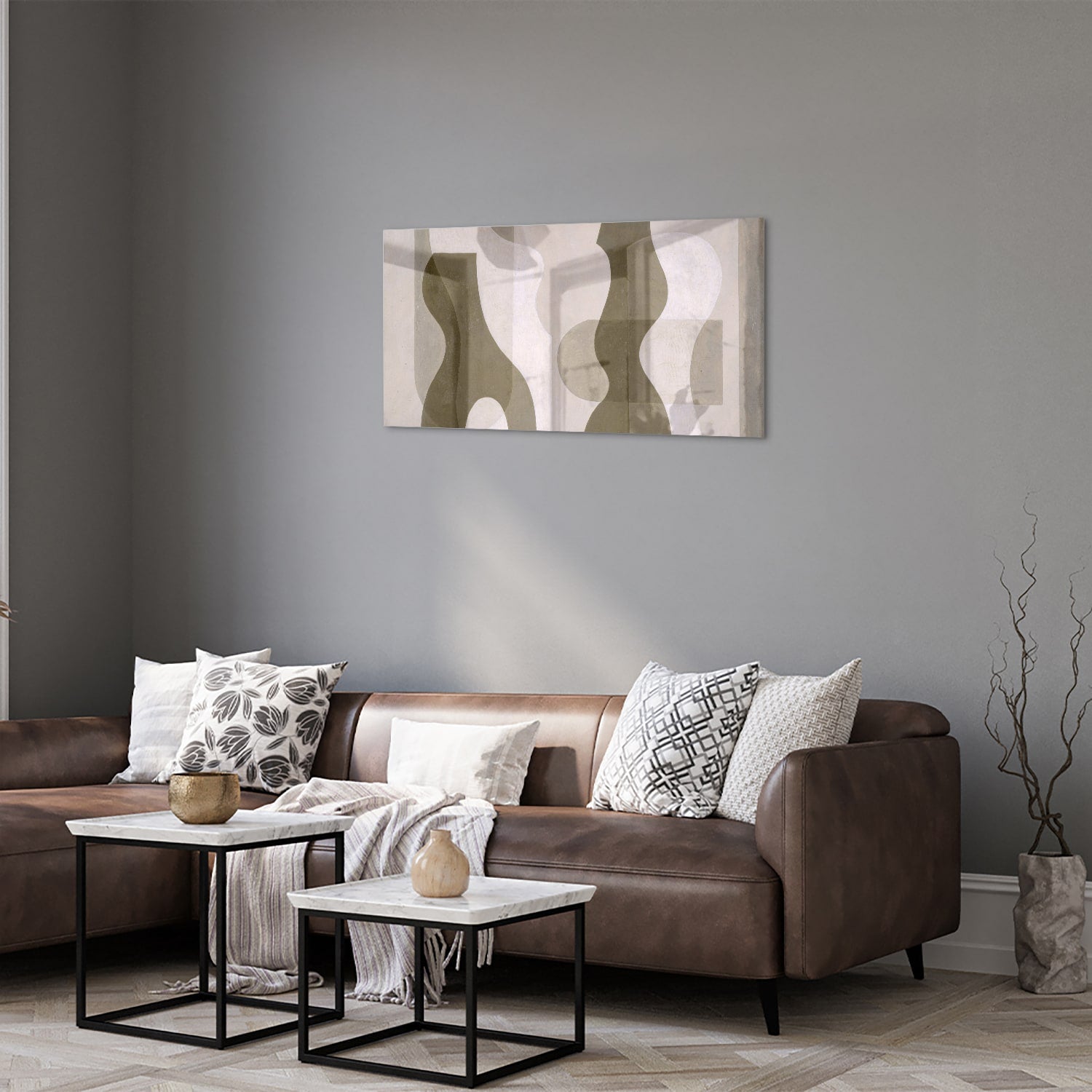 Moderne glazen schilderij met abstracte vormen in een woonkamer.