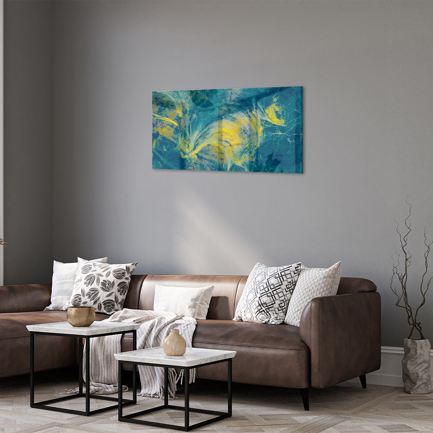 Abstract glazen schilderij met blauw en geel dat aan de muur hangt