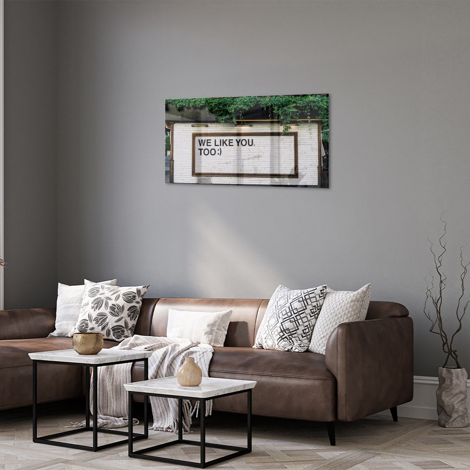 Glas schilderij met de tekst 'We Like You Too' en groene planten achtergronden.