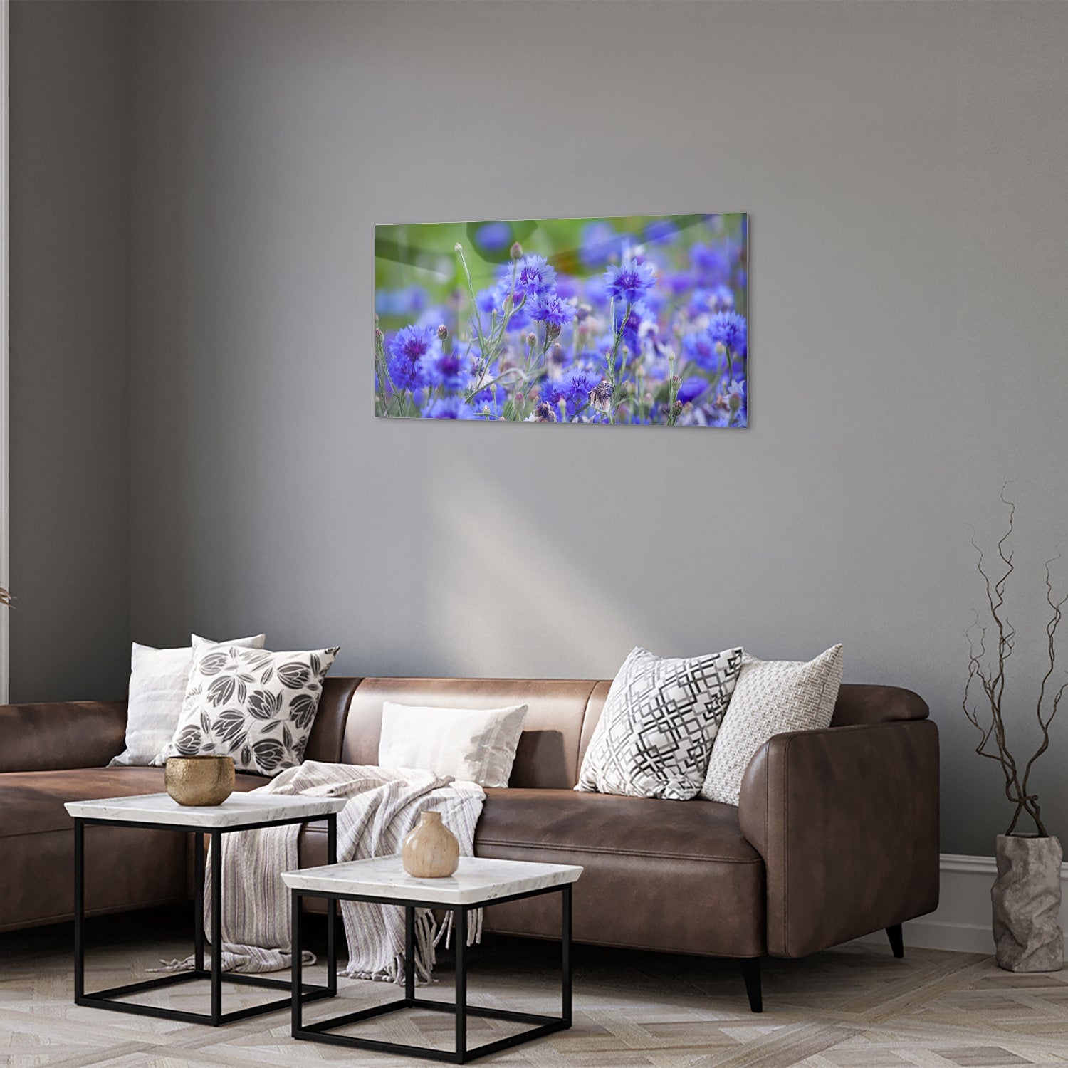Glazen schilderij met paarse bloemen aan de muur in een lichte woonkamer.