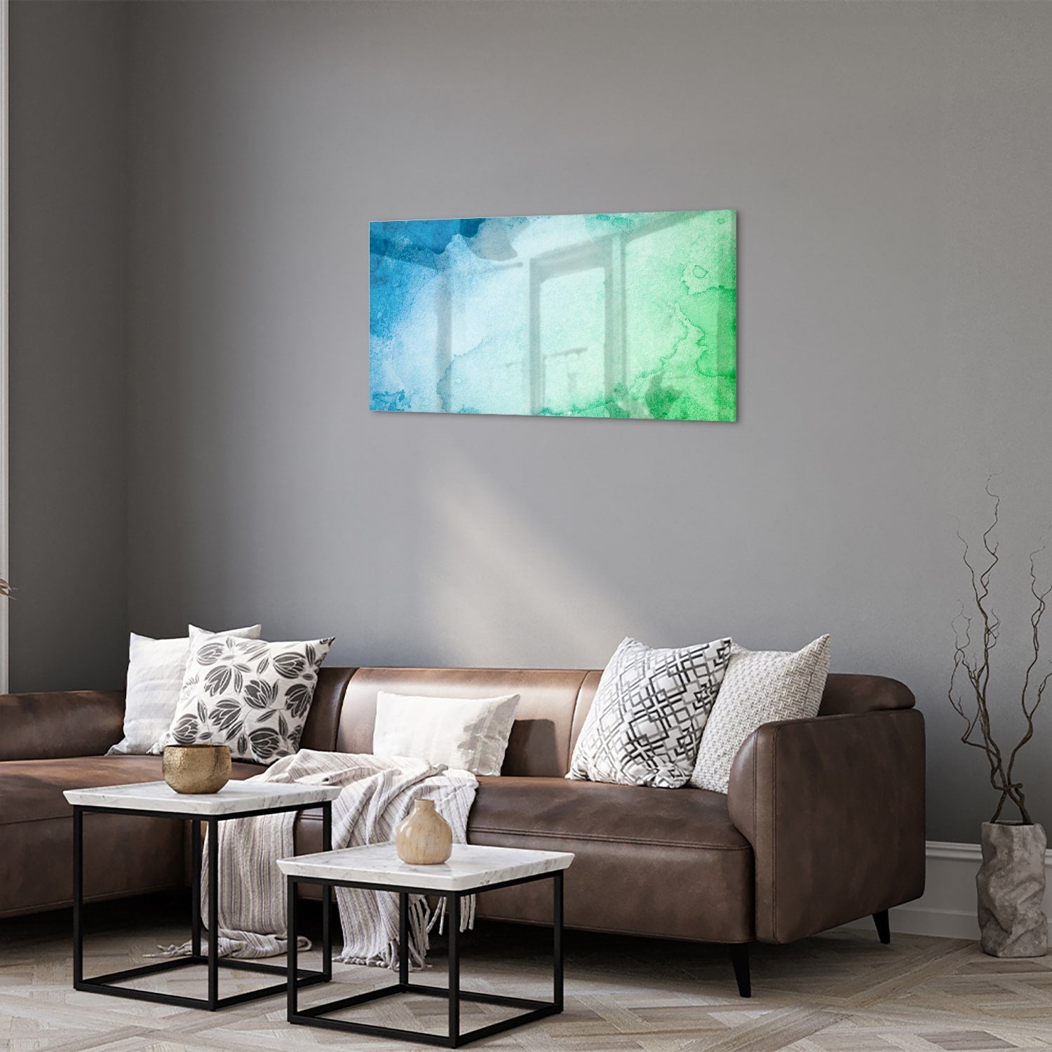 Abstract glazen schilderij in diverse tinten blauw en groen aan de muur.