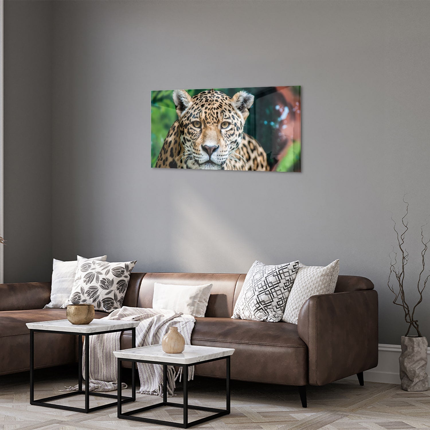 Glazen schilderij van een jaguar dat aan de muur hangt in een moderne woonkamer.