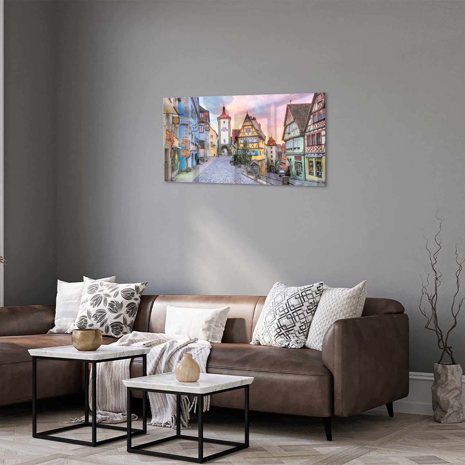 Glazen schilderij van een pittoreske straat met historische gebouwen en pastelkleuren