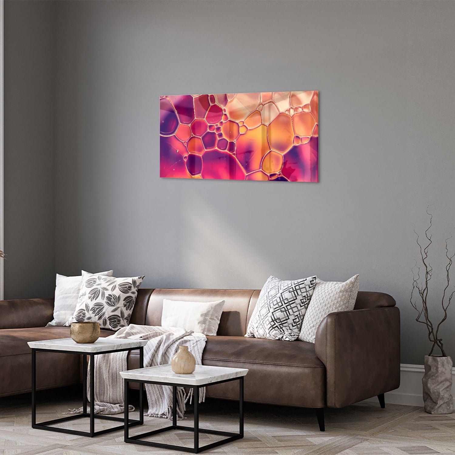 Abstract glazen schilderij met warme tinten in een interieur.