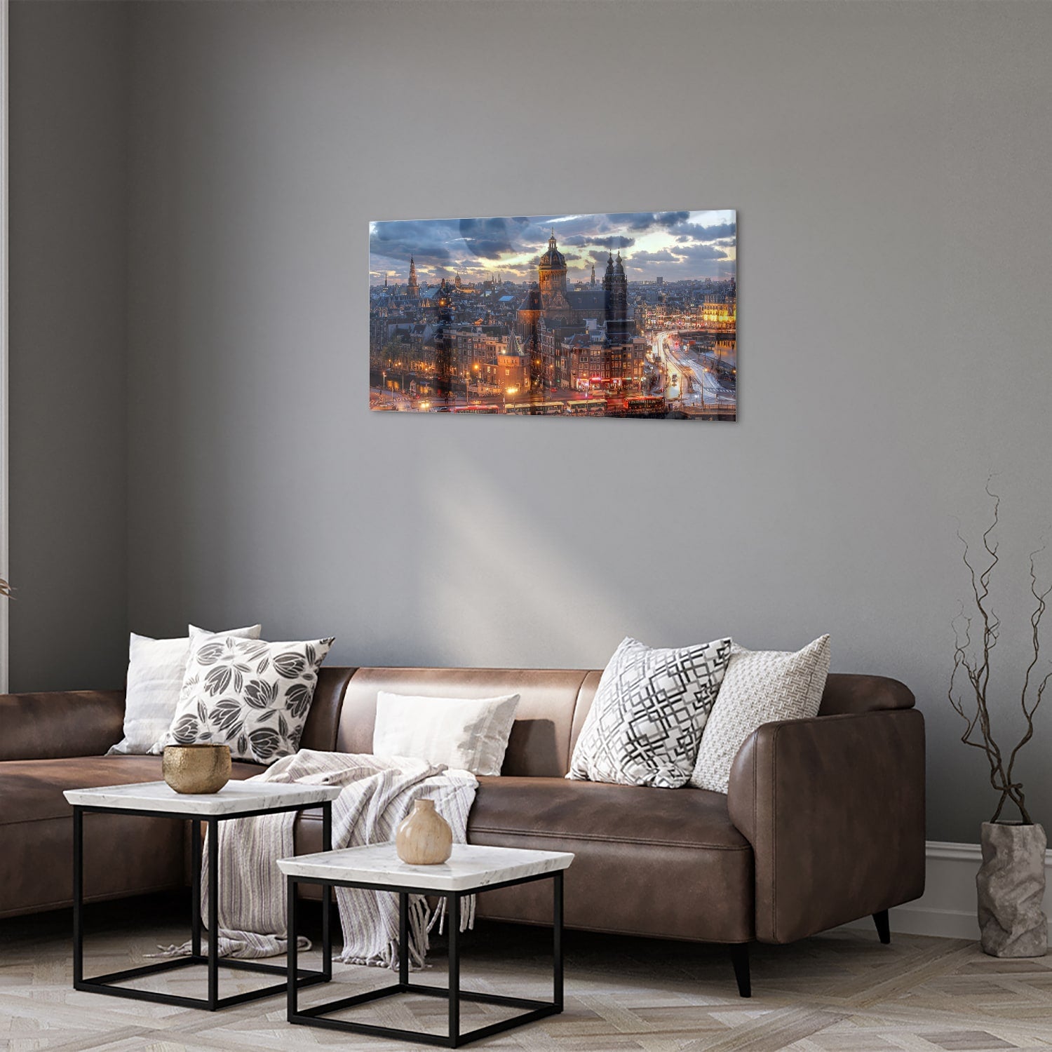 Glazen schilderij van een stedelijk landschap met stadslichten.