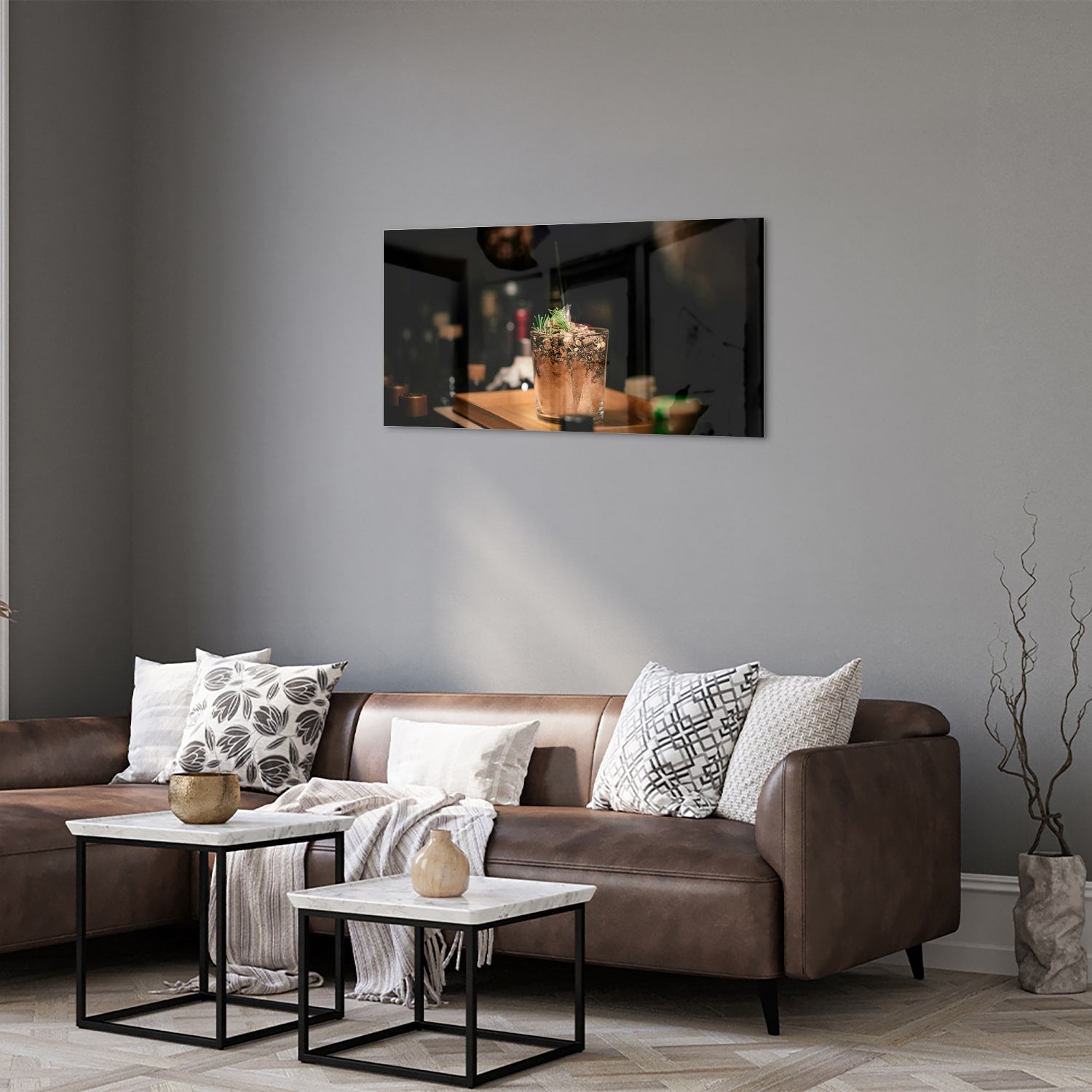 Glazen schilderij van een cocktail die sfeer en luxe uitstraalt.