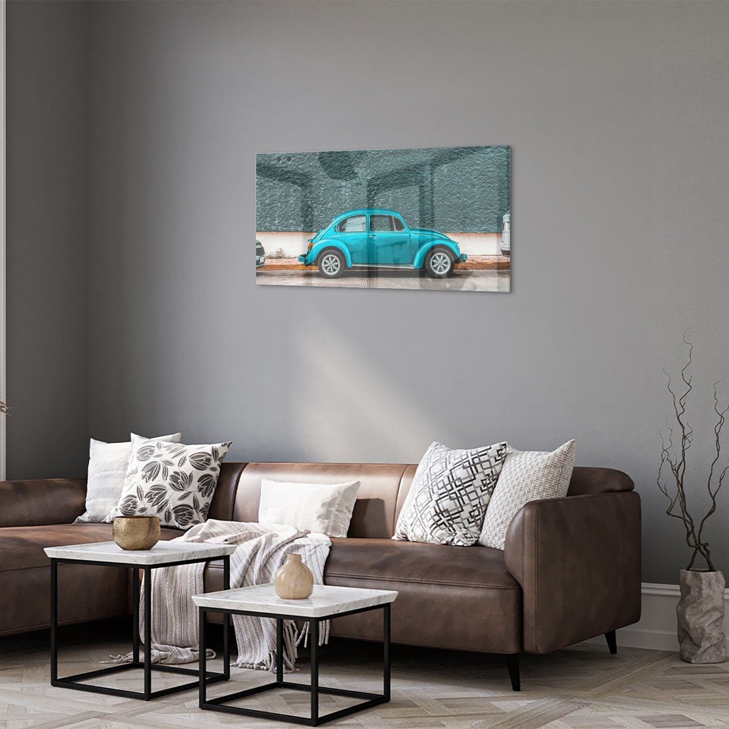 Glazen schilderij van een turquoise auto aan de muur in een moderne woonkamer.