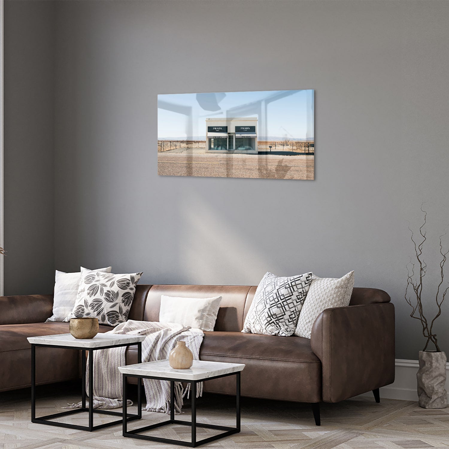 Glazen schilderij van een woestijnlandschap met moderne architectuur