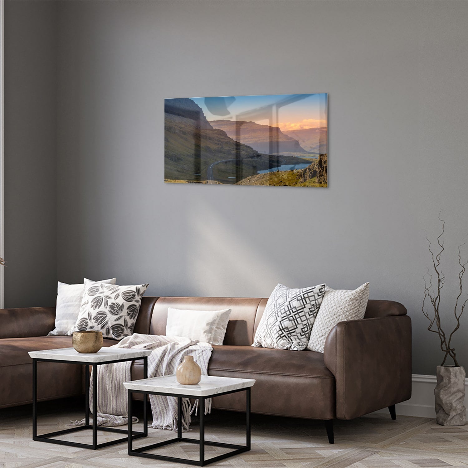 Glazen schilderij met uitzicht op bergen en een rivier in een modern interieur.