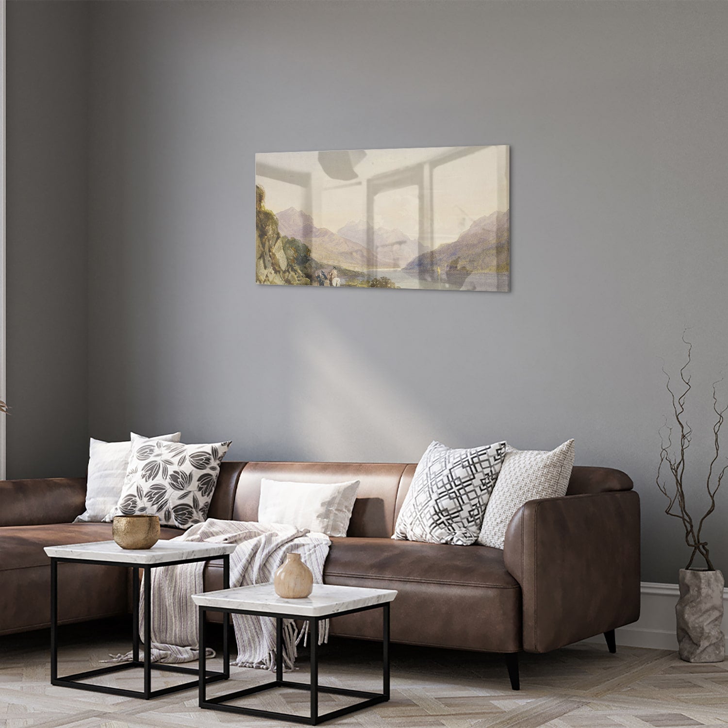 Glazen schilderij van een serene natuurlijke landschaapscne met bergen en water.