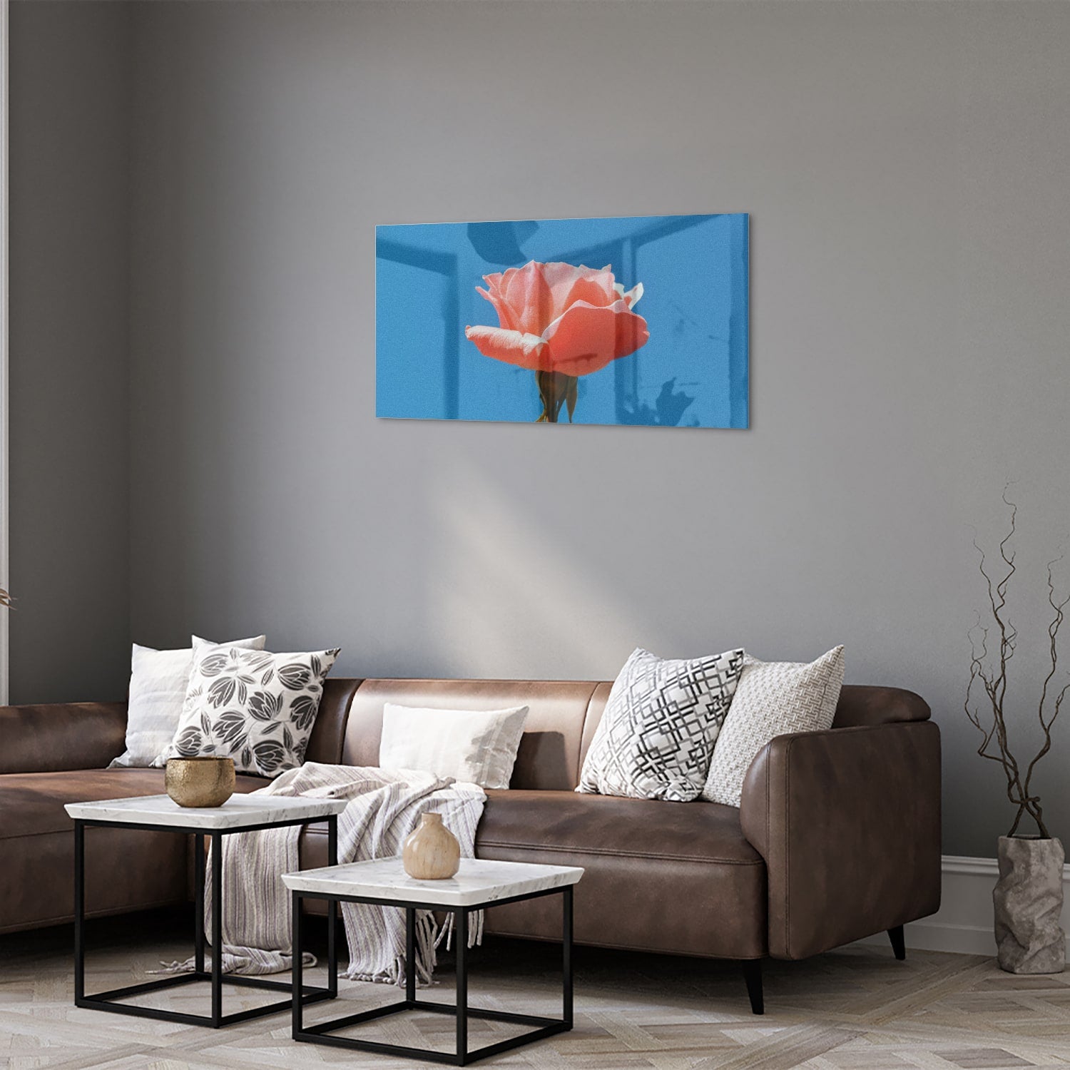 Glas schilderij van een roze roos op een blauwe achtergrond, geschikt voor wanddecoratie.
