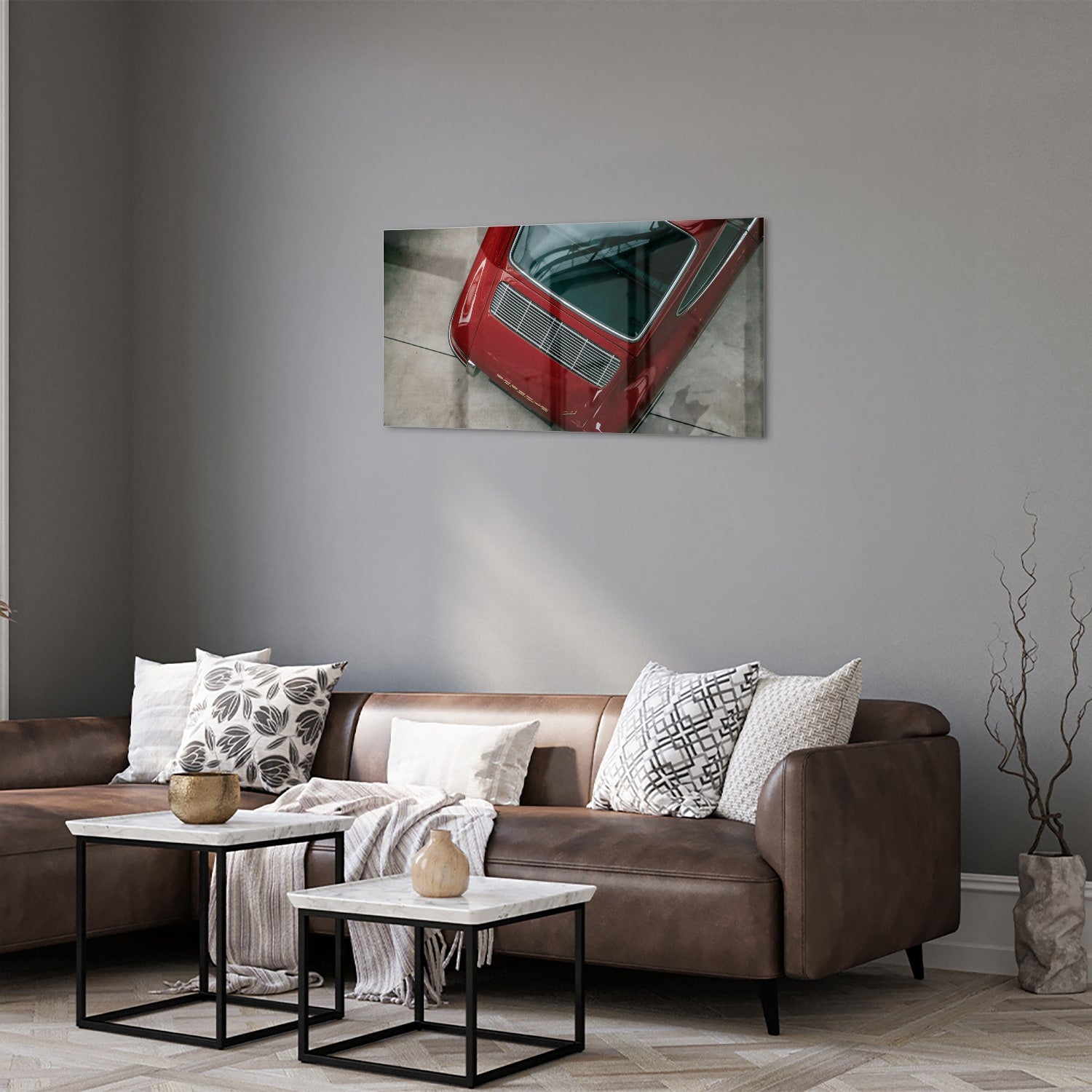 Glazen schilderij van een bovenaf gezien rode auto op een muur.