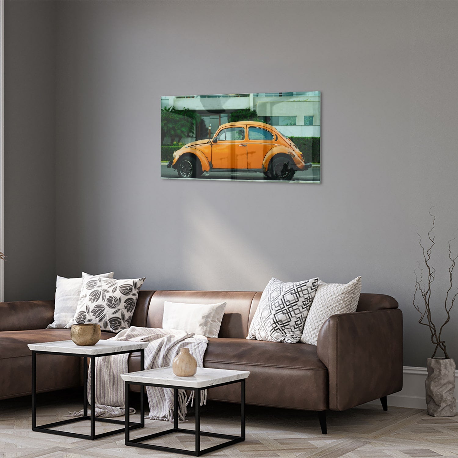 Glazen schilderij van een oranje Volkswagen Kever op een muur