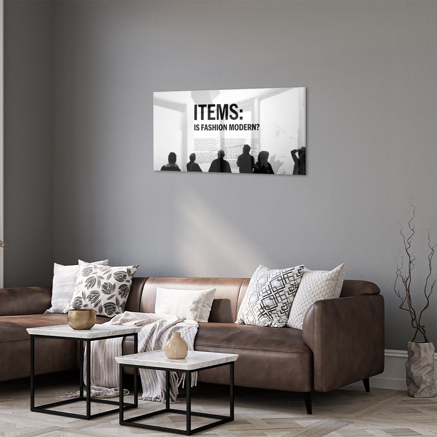 Glazen schilderij met de tekst 'ITEMS: IS FASHION MODERN?', stijlvol gepresenteerd boven een houten meubel.